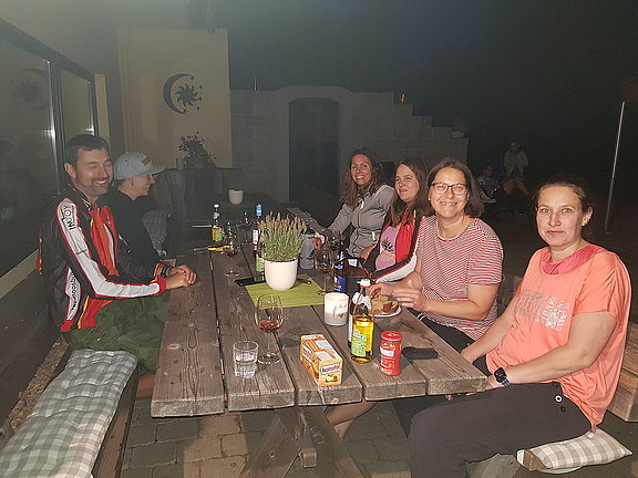 Gruppe_am_Abend_Terrasse.jpg  