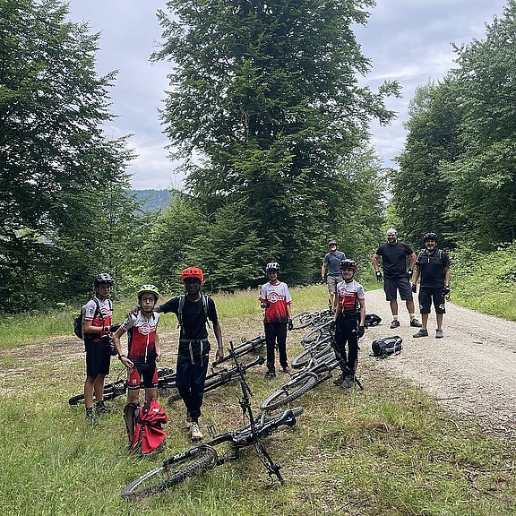 2_Gruppe_Pause_bergauf.JPG  