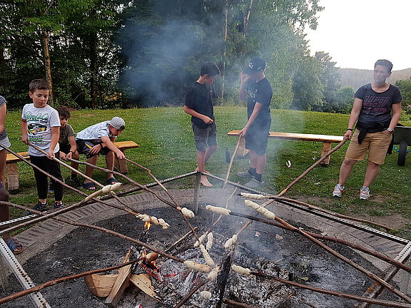 Jugend_mit_Stockbrot.jpg  