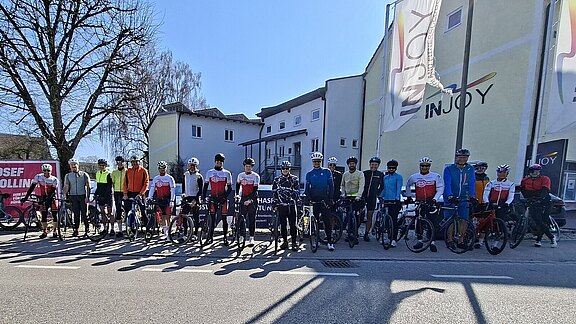 RR-Saisoneröffnung_2026_Gruppe_vor_Injoy.jpg 